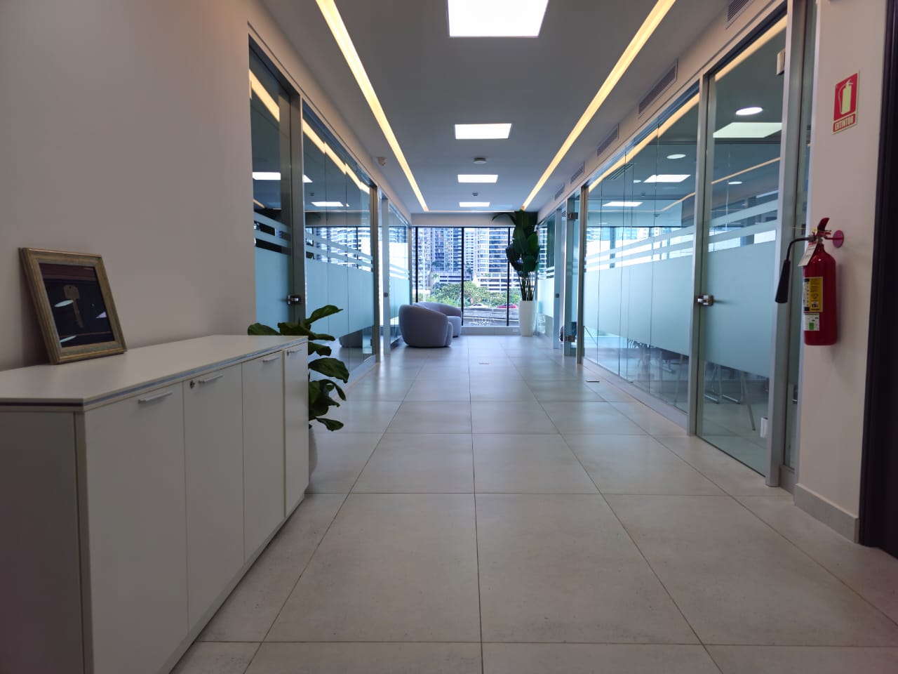 Corredor con oficinas de vidrio esmerilado
