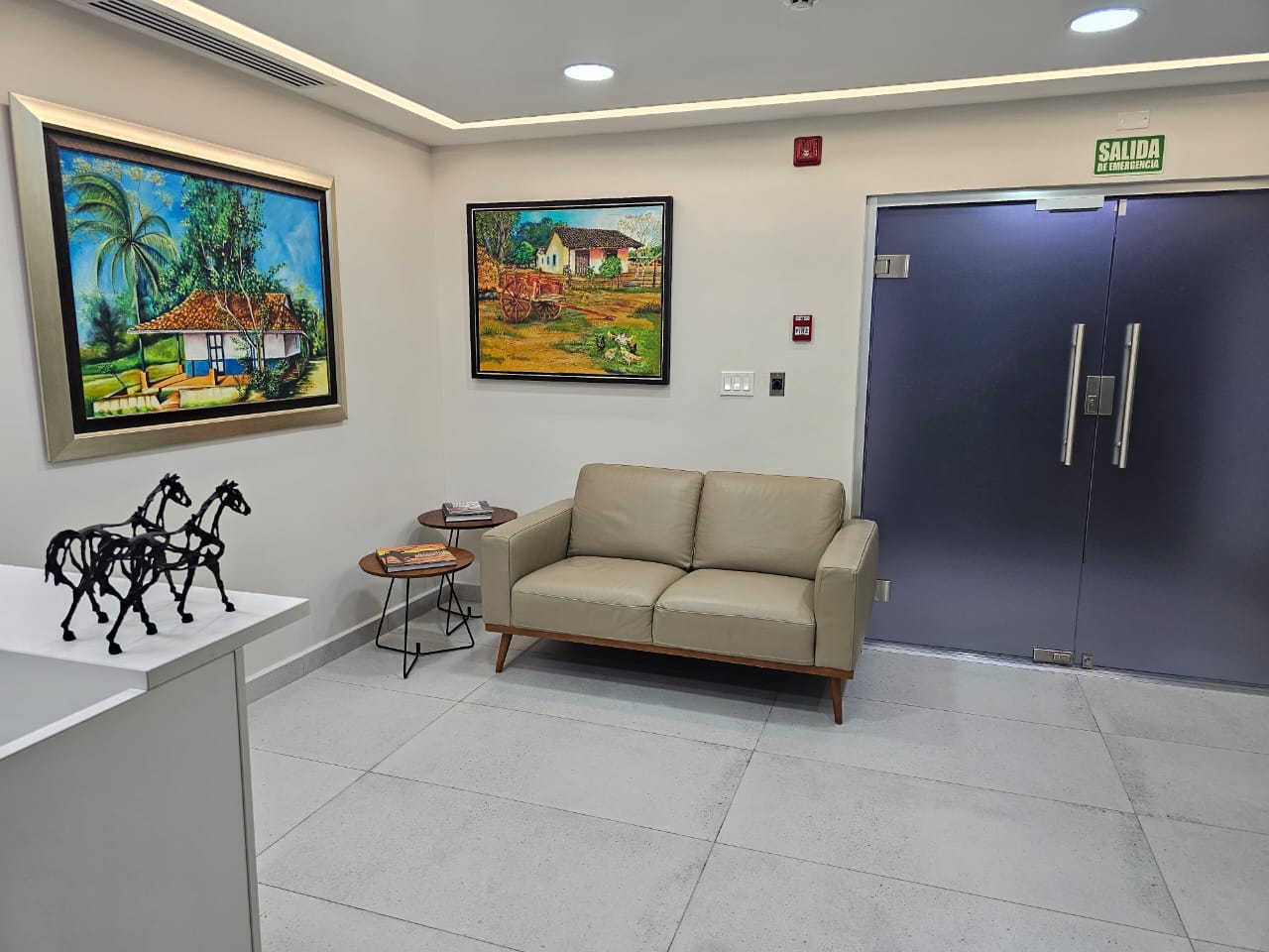 Sala de espera con obras de arte panameño