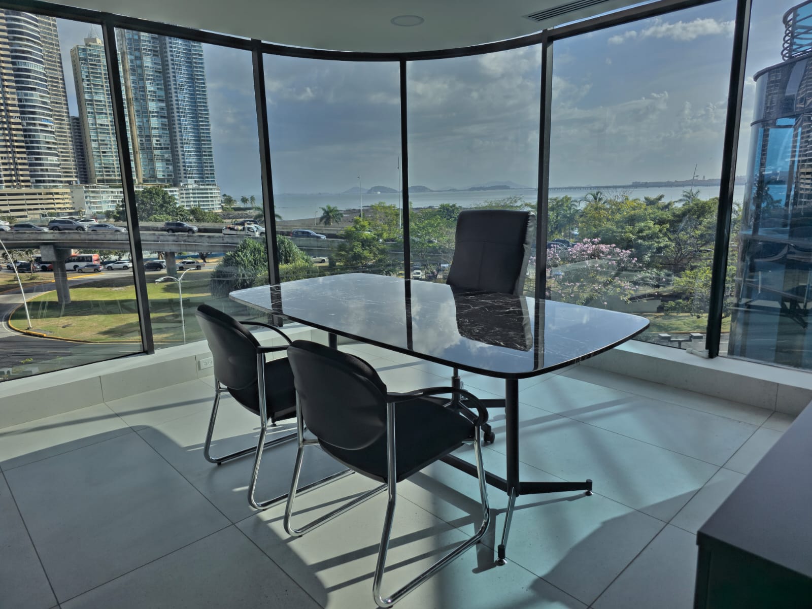 Oficina ejecutiva con vista panorámica a Ciudad de Panamá