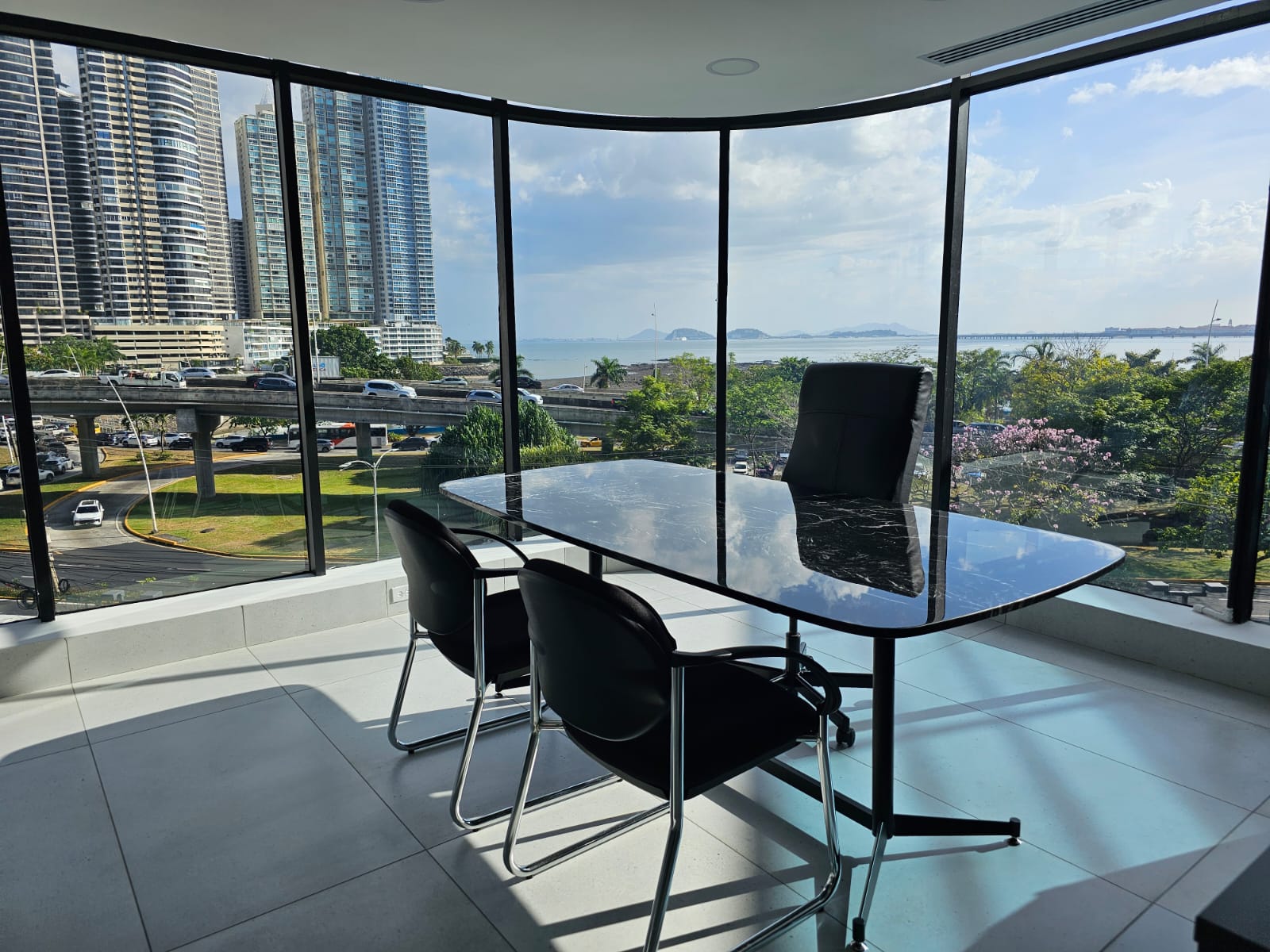 Vista al océano Pacífico desde la oficina